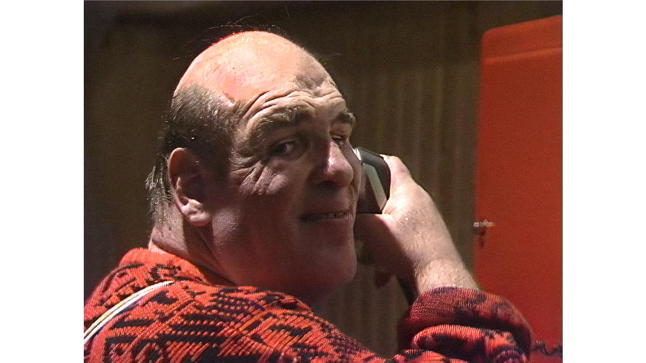 Abbildung Hans Riegler rasiert sich